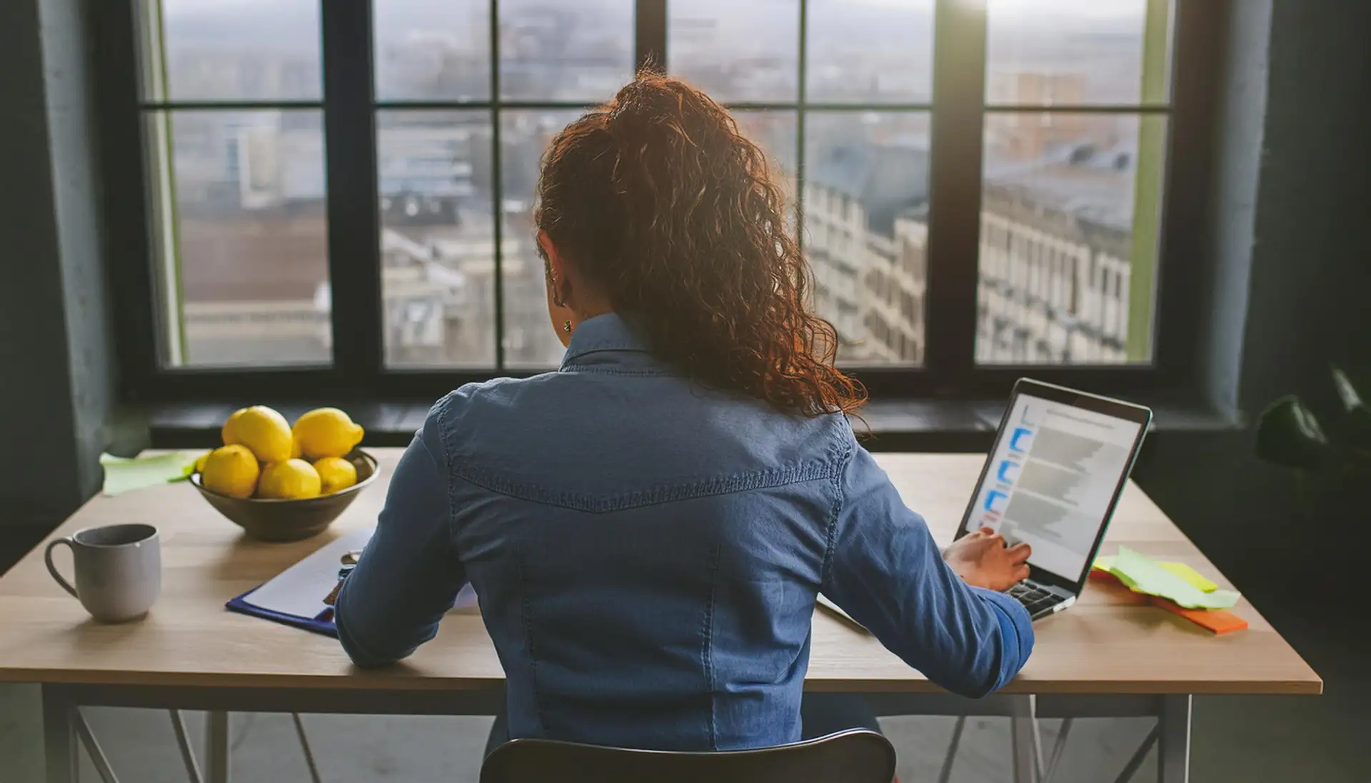 Jeune femme en train de travailler à domicile